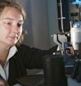 Dr. Stephanie Hoeppener is working with a atomic force microscope for which a Jena researcher team has developed a new procedure allowing to produce sharper probes.