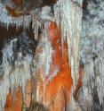 Despite the high number of tourists, the large size of the cave means the thermal signal disperses very quickly and gently.