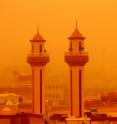 Plagued by heat and dust: Desert dust storms such as here in Kuwait could occur more often in the Middle East and North Africa as a result of climate change. In addition, temperatures on very hot days could rise to 50 degrees Celsius on average in the region (approximately 122 degrees Fahrenheit) by the end of the century.