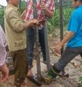 Left to right: A driller, and study coauthors Benjamin Bostick and Nguyen-Ngoc Mai work at a high-arsenic well near the village of Van Phuc.